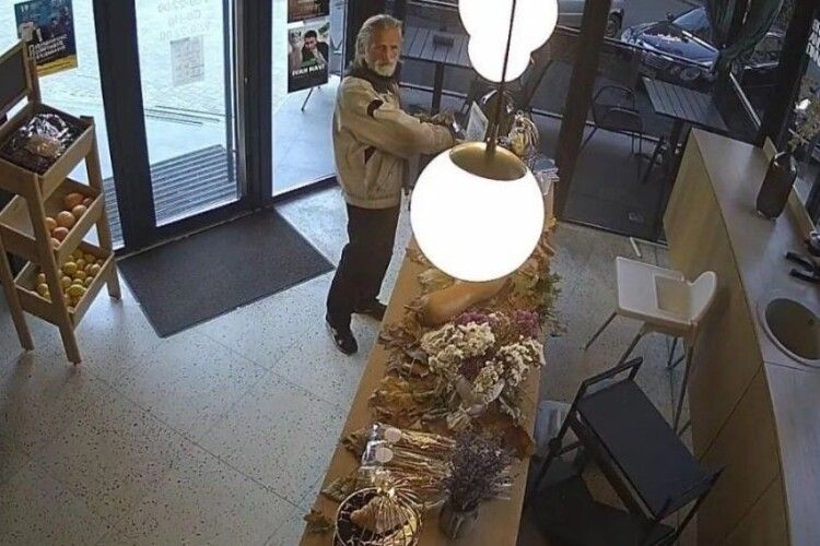 У луцькому кафе відвідувач вкрав пожертви на ЗСУ: його розшукують (Фото)
