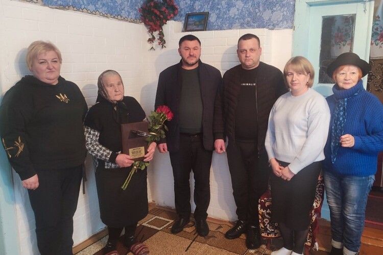 На Волині нагородили жінку, в якої 4 сини, зять і 2 внуки захищають Україну на фронті