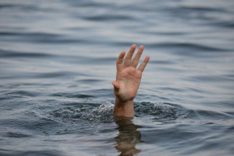 Потонув 10-річний хлопчик, який шукав у річці свої капці (Відео)