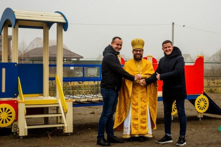 Луцькій церкві подарували... дитячий майданчик