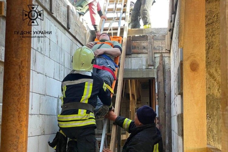 Травмувався на будівництві: рятувальники знімали волинянина з будинку