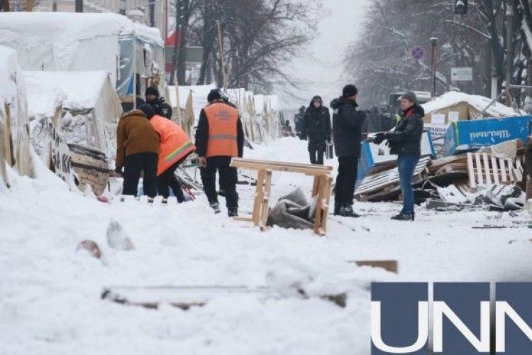 З-під Ради вантажівками вивозять речі мітингувальників