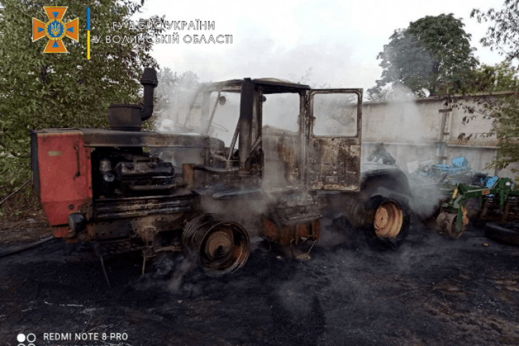 На Горохівщині згорів трактор, а на «варшавці» - причеп із соломою (Фото)