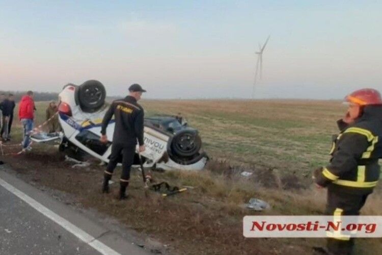 У лобовій ДТП перекинулось авто правоохоронців: п'ять постраждалих, серед них діти (Відео)