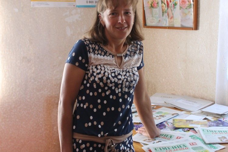 У сільської поштарки півсела кумів