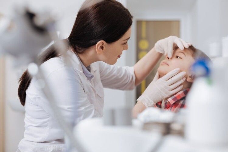 Луцька поліклініка закликає батьків почати медогляд майбутніх першокласників вже сьогодні