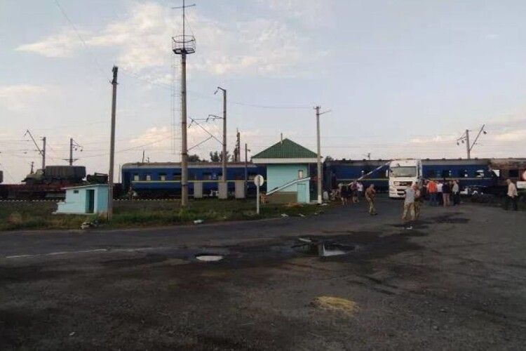 Поїзд «Одеса — Ковель» запізнюється, бо на Полтавщині потяг врізався у вантажівку 