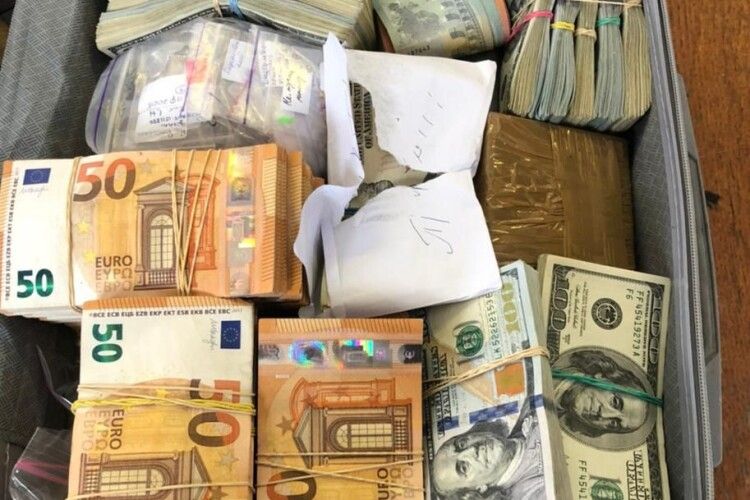 Представник посольства намагався вивезти з України через «Ягодин» багато золота і грошей (Фото)