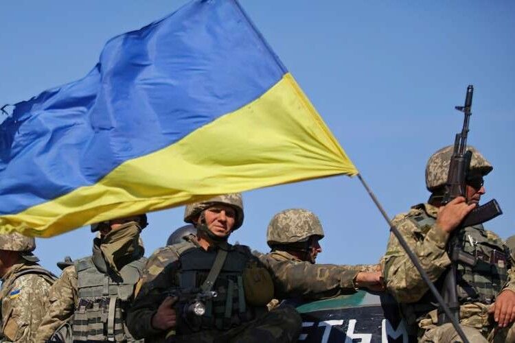 Українські воїни потужно знищили ворожий БТР (Відео)