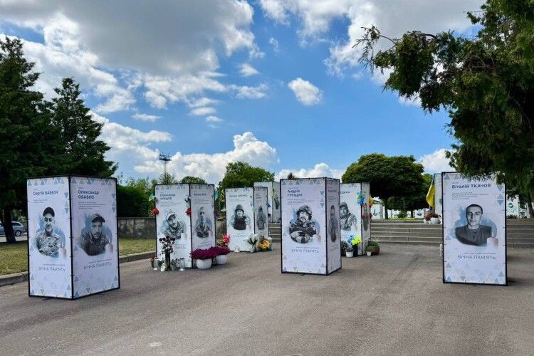 У місті на Волині розширили Алею Героїв: встановили ще 12 портретів воїнів