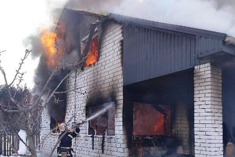 14-річна дівчинка винесла своїх молодших братиків із палаючого будинку