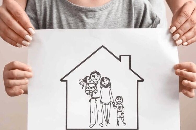 Усиновлення – шанс на щасливе дитинство: скільки дітей знайшли родину на Волині цього року