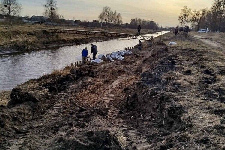 На Волині укріпили берег Прип’яті після льодоходу (Фото)