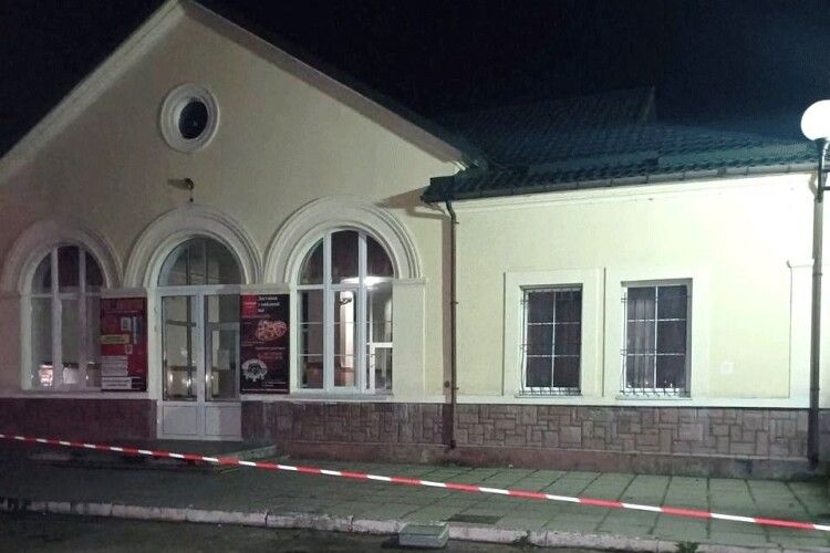Думали – вибухівка: залишена валіза біля залізничного вокзалу на Рівненщині підняла на ноги всі спецслужби