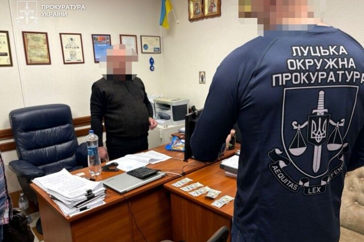 На Волині адвокат погорів на хабарі у 3500 доларів США