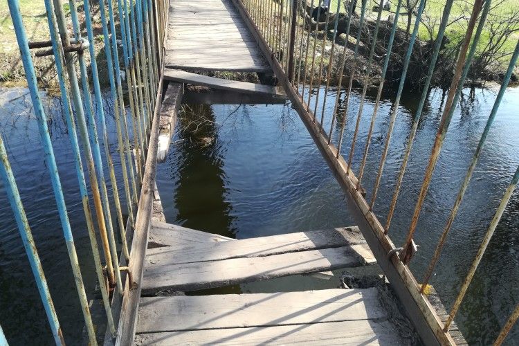 На річці Західний Буг обвалився міст: четверо людей впали в річку
