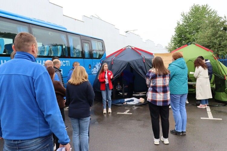 У Луцьку лікарі вийшли на вулиці міста, щоб подбати про здоров'я громадян