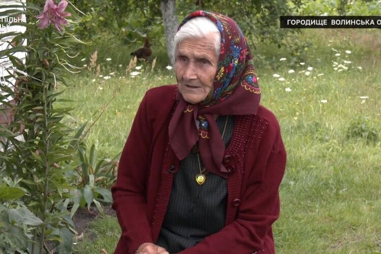 У свої 100 років волинянка читає газети, годує курей і вручну пере одяг (Відео)