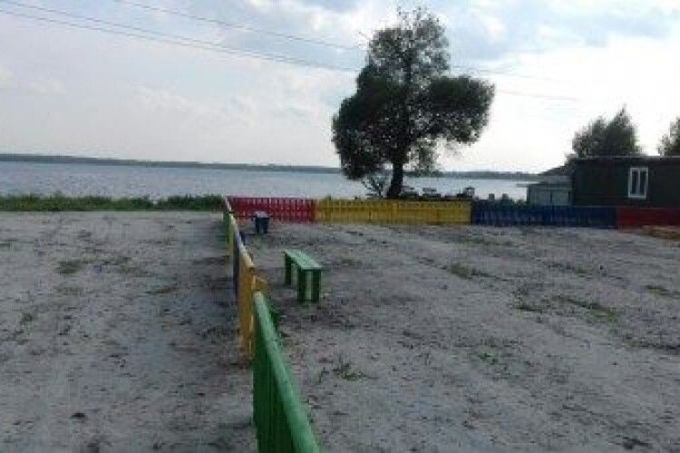 Біля озера Люцимер спільними зусиллями громади та лісівників будується дитячий майданчик