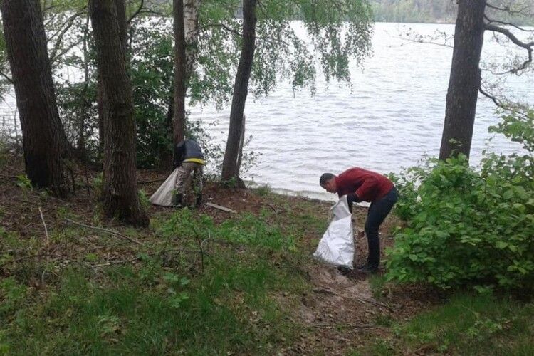 Працівники Шацького нацпарку, Шацька селищна громада разом із газетою «Волинь» організовують екологічні толоки біля озер після відпочинкового сезону