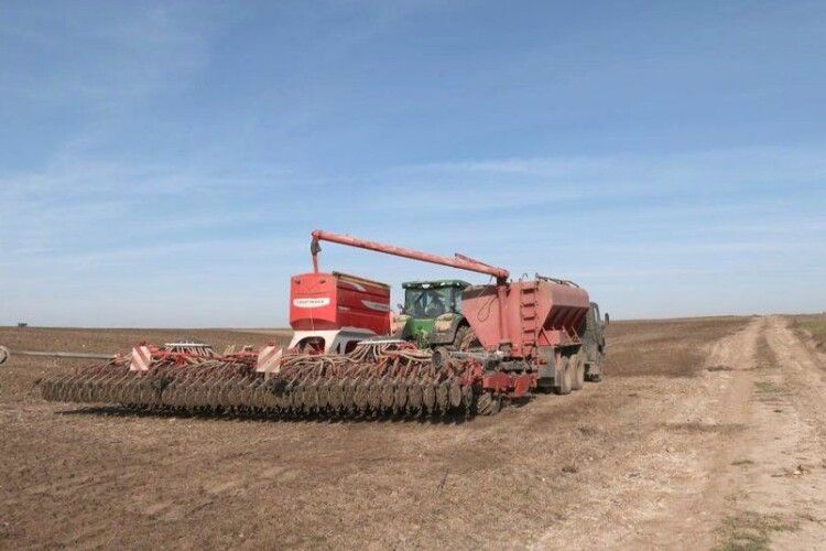 Аграрії працюють цілодобово: на Волині завершують посівну озимих культур