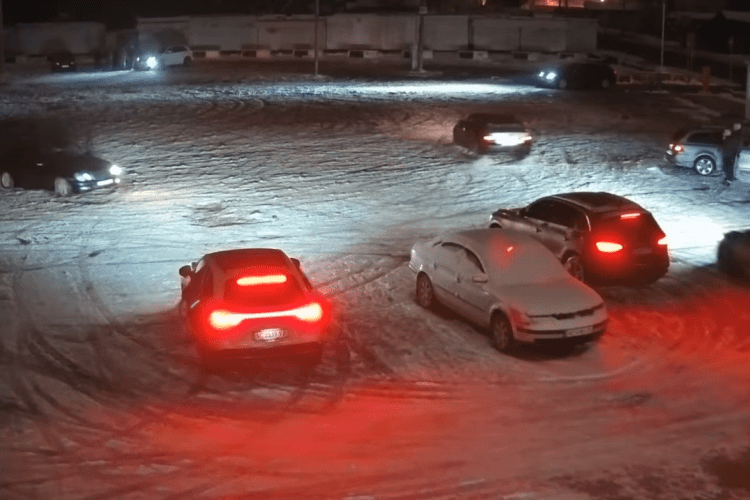 У Луцьку на парковці водії 7 автівок влаштували дрифт (Відео)