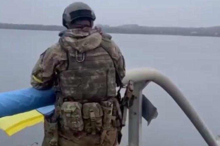 Військові підняли український прапор над Антонівським мостом