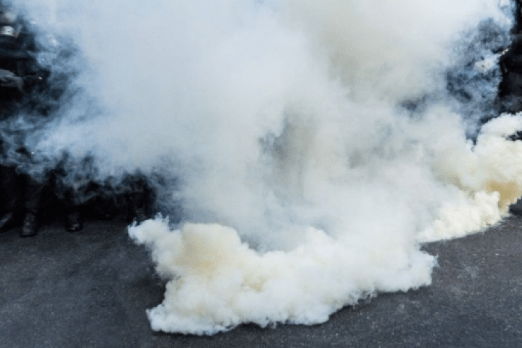 Під час засідання Млинівської селищної ради... поліція застосувала сльозогінний газ