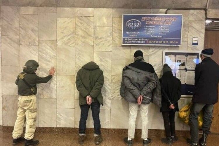 У київському метро злапали диверсантів, які ховали набої у плюшевому ведмедику