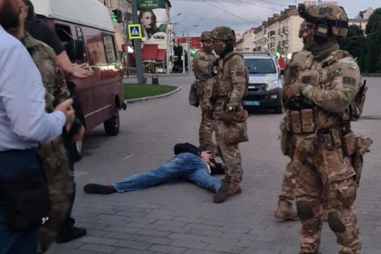 Деталі спецоперації: терорист сам здався – вийшов з автобуса і ліг на землю