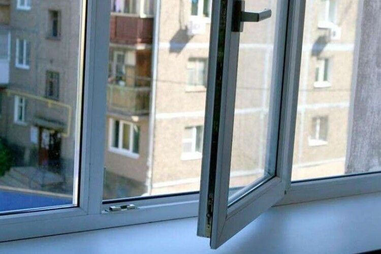 У Луцьку підліток, який випав із вікна багатоповерхівки, перебуває в реанімації