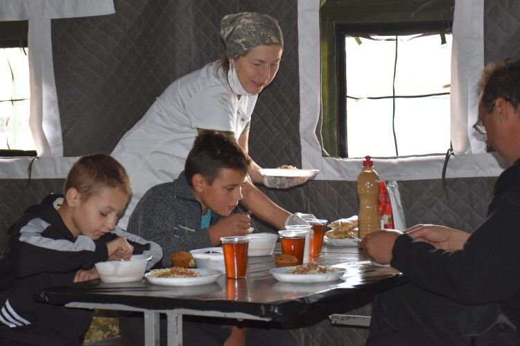 Волинська бригада в селі на Луганщині облаштувала їдальню для місцевих (Фото)