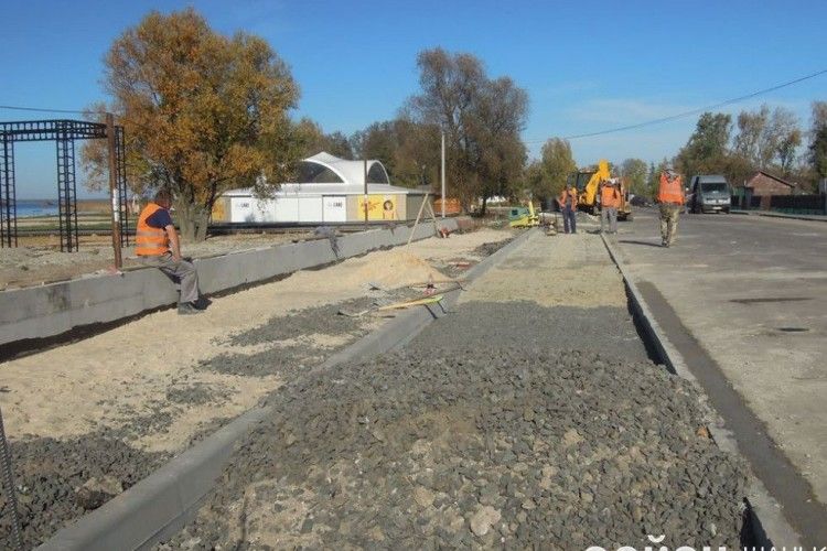 Біля світязького пляжу розширюють дорогу
