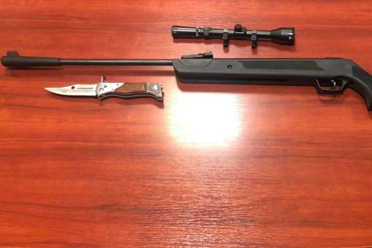 В Устилузі вилучили пневматичну гвинтівку з набоями та ніж
