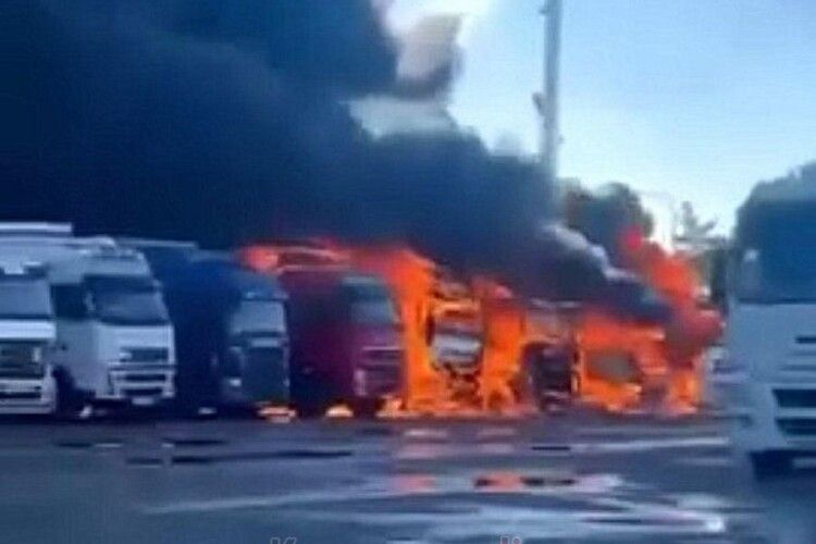 На Волині рашисти атакували митний термінал: горять 10 вантажівок