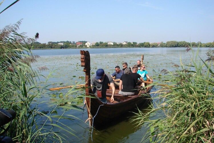 На Басівкутському озері у Рівному спущено на воду копію стародавнього варязького човна «Драккар Гунгір» (фото)