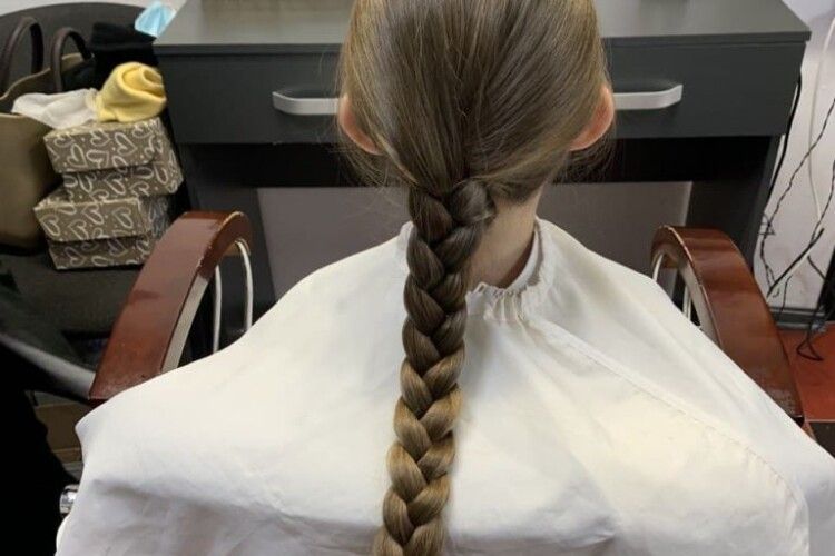 8-річна дівчинка з Володимира обрізала косу і віддала її на благодійність