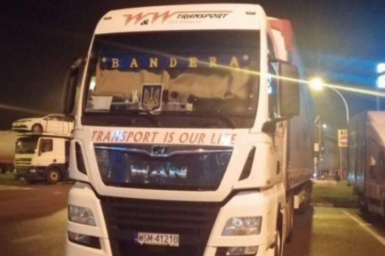 У Польщі відбувся скандал через вантажівку з надписом «Бандера»