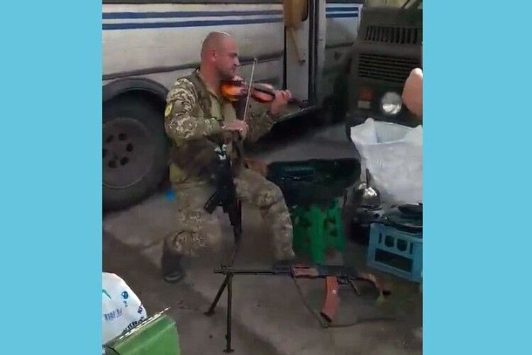 Скрипка, яку вкрали окупанти, грає для українців завдяки воїну (Відео)