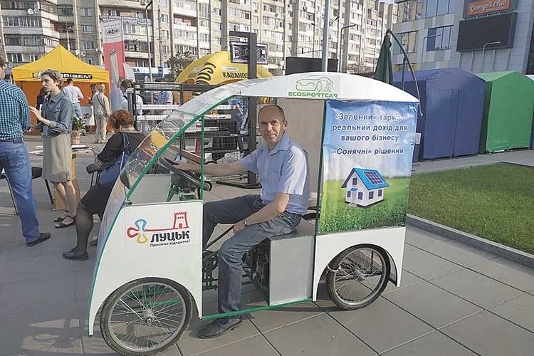 А лучанин Анатолій Харчук уже катається з вітерцем на своєму електровеломобілі!