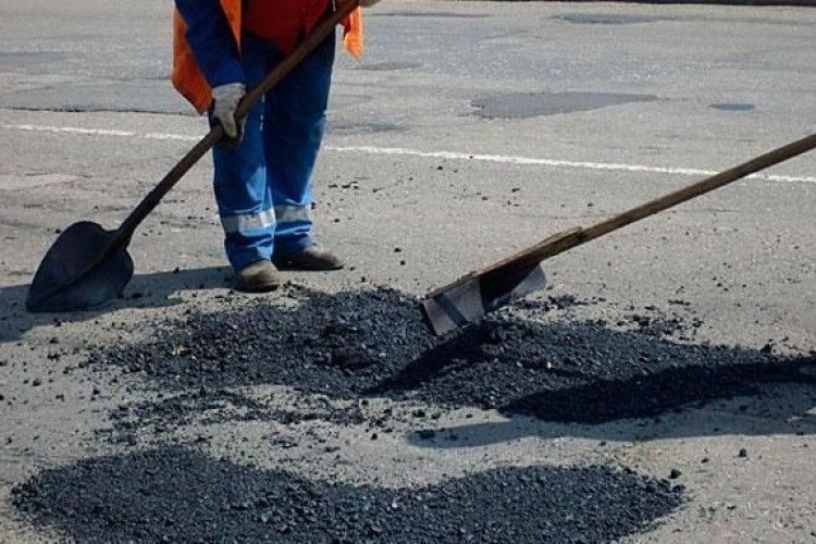 400 тонн «холодної» суміші передали в райони для початку ямкового ремонту волинських доріг 