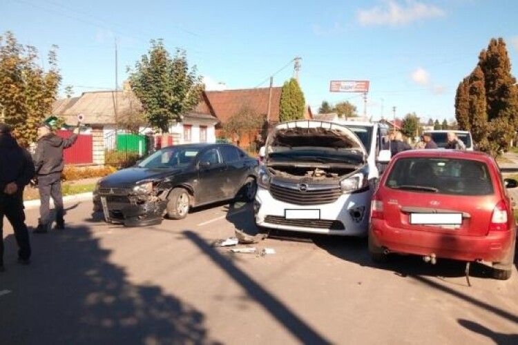 На Рівненщині зіткнулись три автівки