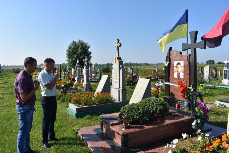 Сьогодні принесли квіти до могили волинського Героя