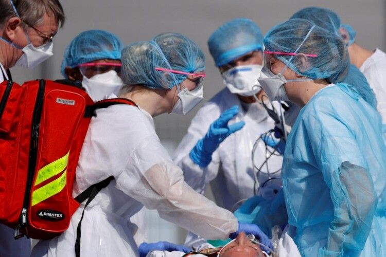 20 українських лікарів вирушили в охоплену коронавірусом Італію: допомагати і набиратися досвіду