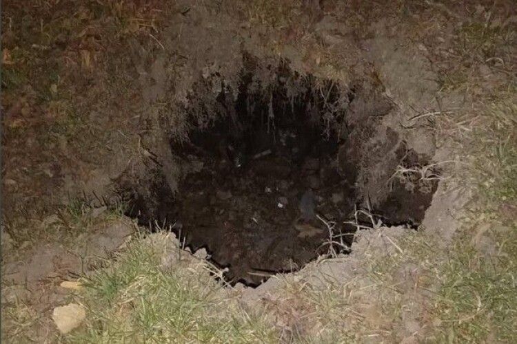 У Луцьку ліквідували провалля на газоні 