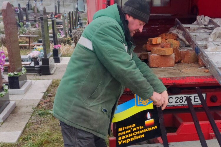 Батько загиблого Героя з Волині: мені болить викинутий у болото національний прапор…