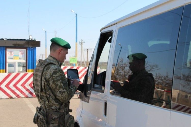 У пунктах пропуску на Донбасі в чергах чекали 165 машин