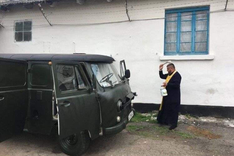 Волинський священник спільно з представниками СІЗО передали авто для ЗСУ