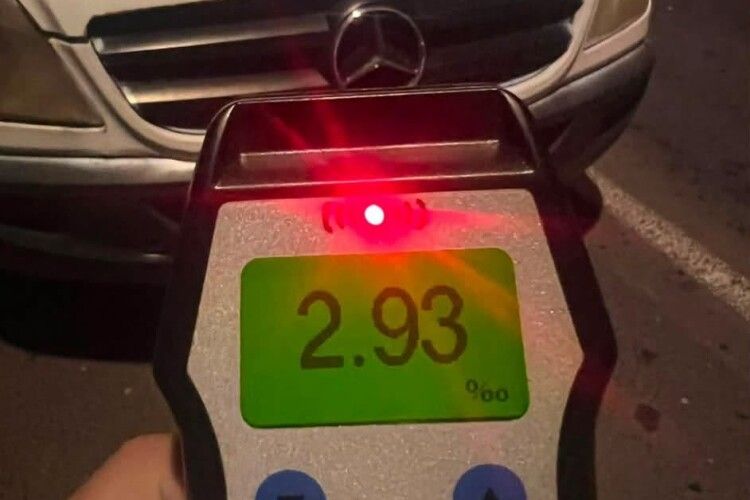 Біля Луцька зупинили водія, який ледве тримався за кермо