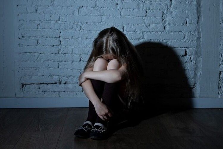 Чоловік 10 років поспіль ґвалтував своїх дочок, молодшій було 6 років